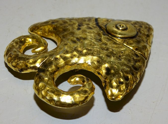 - BROCHE FORME POISSON Métal doré Marquée PATRICE GIRAUDEAU pour les Julies  D