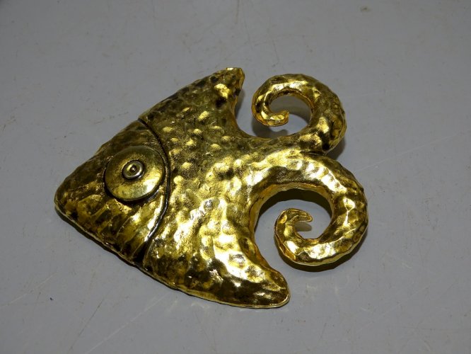 - BROCHE FORME POISSON Métal doré Marquée PATRICE GIRAUDEAU pour les Julies  D