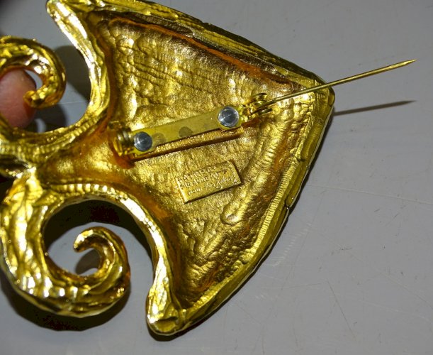 - BROCHE FORME POISSON Métal doré Marquée PATRICE GIRAUDEAU pour les Julies  D