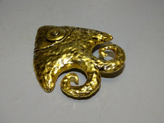 - BROCHE FORME POISSON Métal doré Marquée PATRICE GIRAUDEAU pour les Julies  D