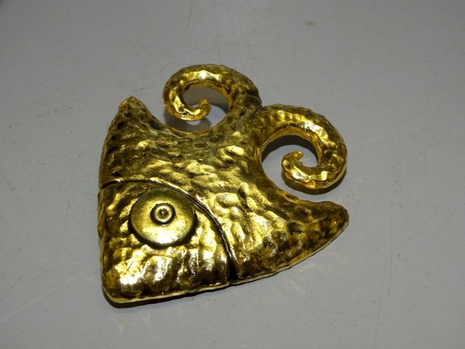 - BROCHE FORME POISSON Métal doré Marquée PATRICE GIRAUDEAU pour les Julies  D