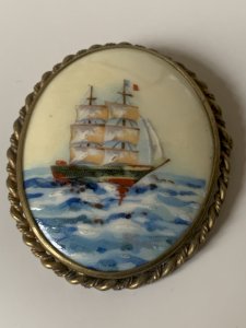 broche médaillon ovale peinture sur porcelaine limoges voilier romantique marine