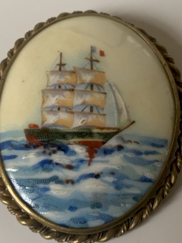 broche médaillon ovale peinture sur porcelaine limoges voilier romantique marine