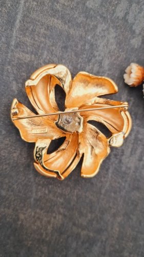 Broche Monet vintage doré en forme de fleur