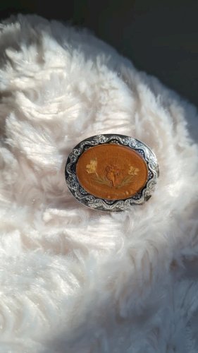 Broche ovale avec fleurs en inclusion vintage