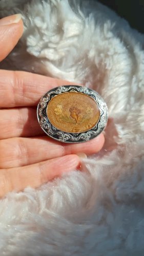 Broche ovale avec fleurs en inclusion vintage