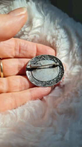 Broche ovale avec fleurs en inclusion vintage