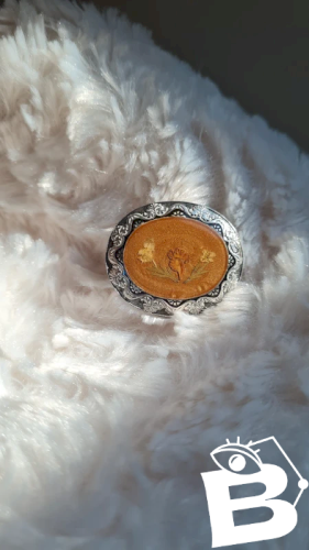 Broche ovale avec fleurs en inclusion vintage