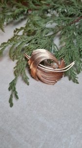 Vintage gold-plated brooch with a faux pearl