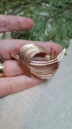 Broche plaqué or vintage avec une fausse perle