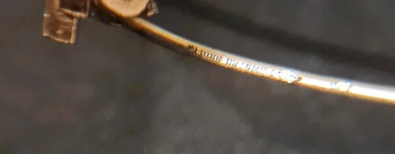 Broche plaqué or vintage avec une fausse perle