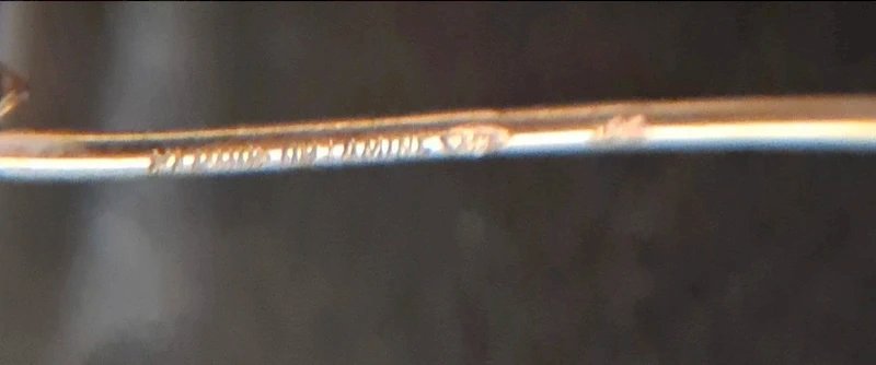 Broche plaqué or vintage avec une fausse perle