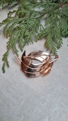 Broche plaqué or vintage avec une fausse perle