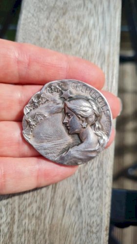 Broche Rare Art Nouveau Crépuscule signée Armand Bargas en métal argenté