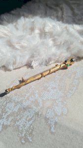 Broche sceptre doré vintage et pierre en verre