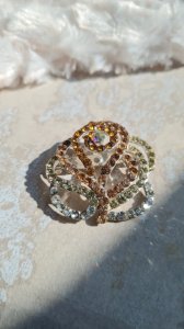 broche strass rose ajourée