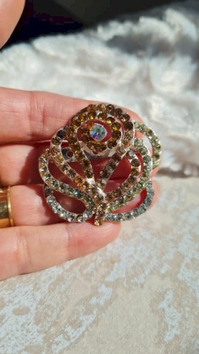 broche strass rose ajourée