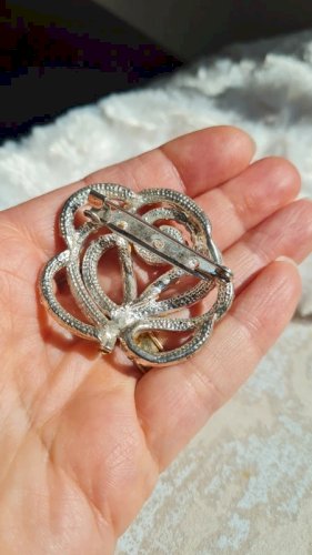 broche strass rose ajourée