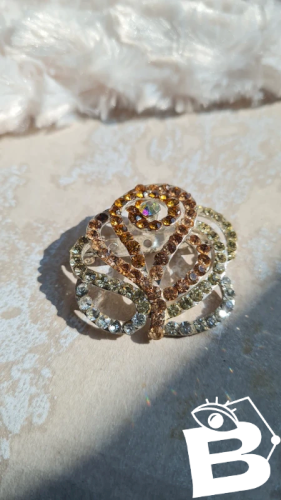 broche strass rose ajourée