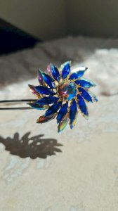 Broche vintage avec strass bleus et boréales
