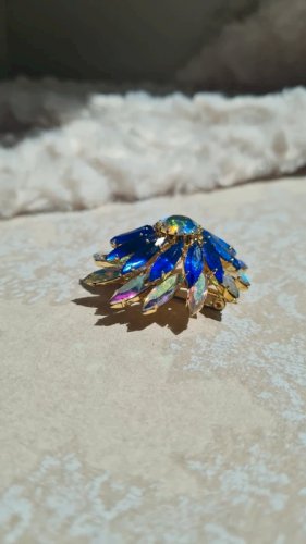 Broche vintage avec strass bleus et boréales