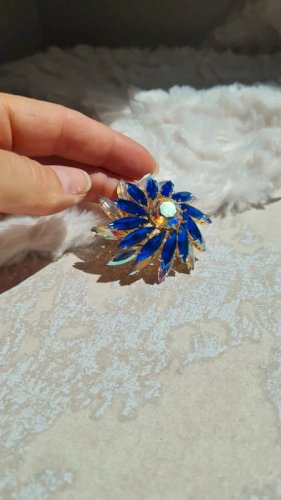 Broche vintage avec strass bleus et boréales