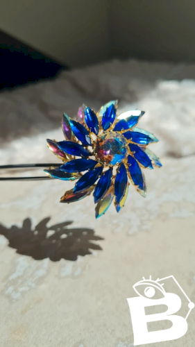 Broche vintage avec strass bleus et boréales