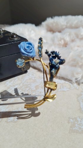 Broche vintage avec strass bleus et fleurs artificiels