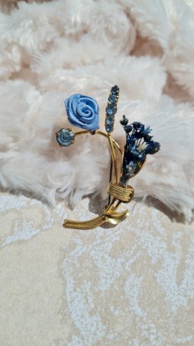 Broche vintage avec strass bleus et fleurs artificiels