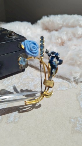 Broche vintage avec strass bleus et fleurs artificiels