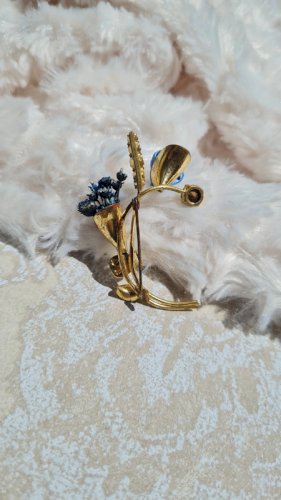 Broche vintage avec strass bleus et fleurs artificiels