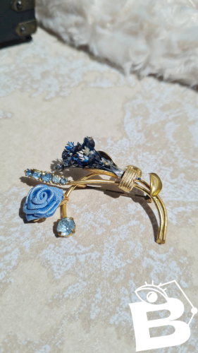 Broche vintage avec strass bleus et fleurs artificiels