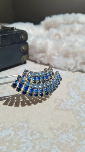 Broche vintage avec strass bleus