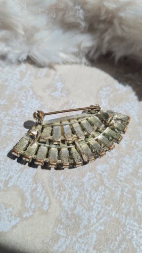 Broche vintage avec strass bleus