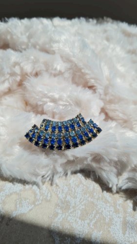 Broche vintage avec strass bleus