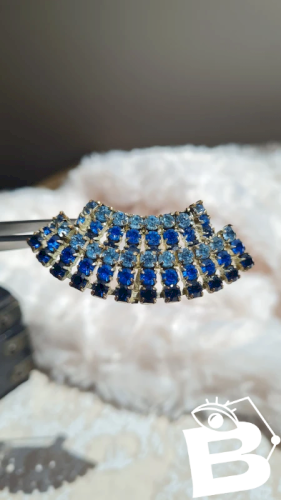 Broche vintage avec strass bleus
