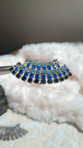 Broche vintage avec strass bleus