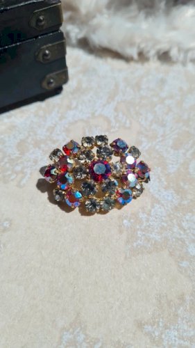 Broche vintage avec strass Boréales rouge, gris et un blanc
