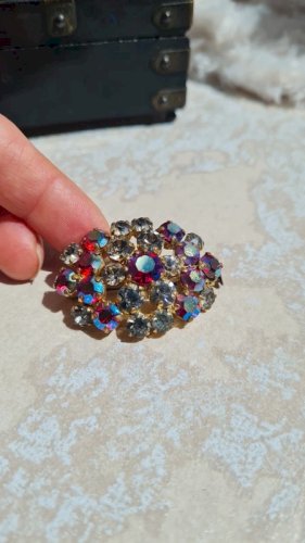 Broche vintage avec strass Boréales rouge, gris et un blanc