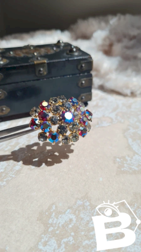 Broche vintage avec strass Boréales rouge, gris et un blanc