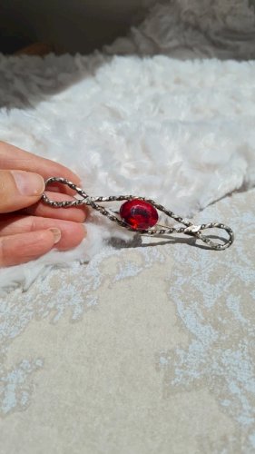 Broche vintage avec un strass rouge