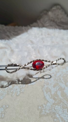 Broche vintage avec un strass rouge