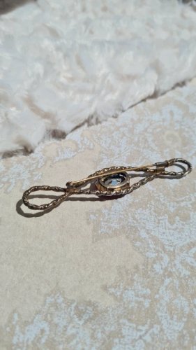 Broche vintage avec un strass rouge
