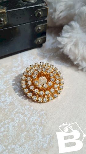 Broche vintage belle rosace de strass et dorée