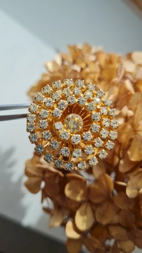 Broche vintage belle rosace de strass et dorée