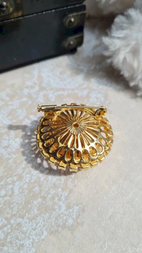 Broche vintage belle rosace de strass et dorée