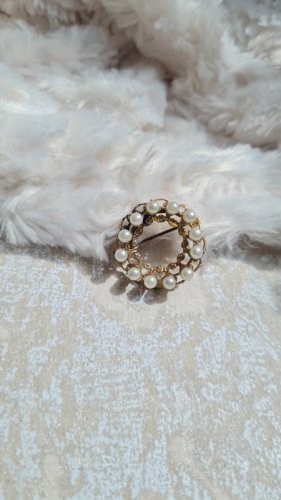 Broche vintage doré avec de petites perles