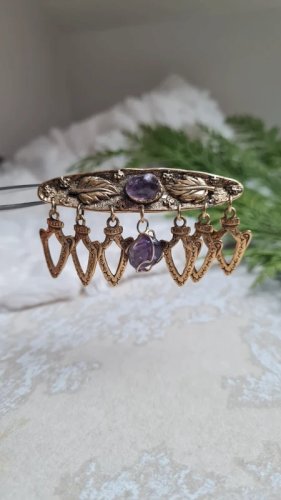 Broche vintage dorée et améthystes