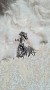 Broche vintage en argent et marcassites Demoiselle et son chien