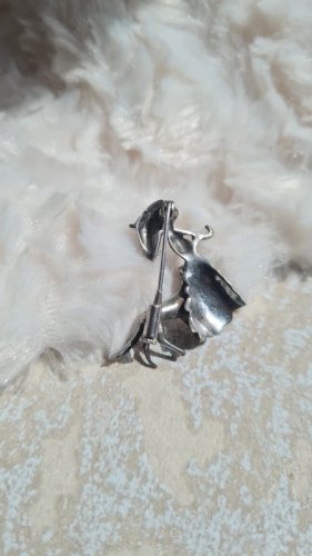 Broche vintage en argent et marcassites Demoiselle et son chien